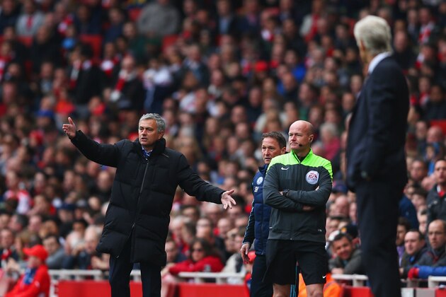 LONDON, ENGLAND - APRIL 26:  Arsene Wenger manager of Arsenal looks on as Jose Mourinho manager of Chelsea reacts during the Barclays Premier League match between Arsenal and Chelsea at Emirates Stadium on April 26, 2015 in London, England.  (Photo by Paul Gilham/Getty Images)