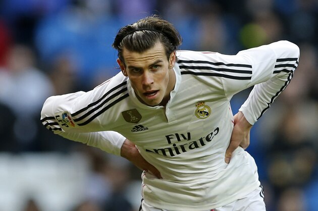 Real Madrid's Gareth Bale waits for a corner kick during a Spanish La Liga soccer match between Real Madrid and Real Sociedad at the Santiago Bernabeu stadium in Madrid, Spain, Saturday Jan. 31, 2015. (AP Photo/Paul White)