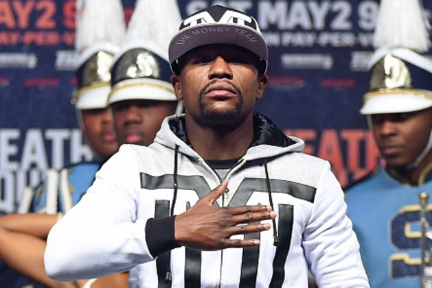 LAS VEGAS, NV - APRIL 28:  WBC/WBA welterweight champion Floyd Mayweather Jr. gestures as he arrives at MGM Grand Garden Arena on April 28, 2015 in Las Vegas, Nevada. Mayweather will face WBO welterweight champion Manny Pacquiao in a unification bout on May 2, 2015 in Las Vegas.  (Photo by Ethan Miller/Getty Images)