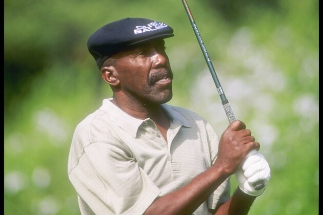 20 Oct 1995: Calvin Peete watches his shot during Ralphs Senior Classic at Wilshire Country Club in Los Angeles, California.