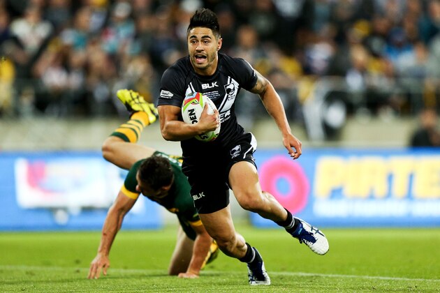 WELLINGTON, NEW ZEALAND - NOVEMBER 15:  Shaun Johnson of New Zealand beats the defence of Cooper Cronk of Australia during the Four Nations Final between the New Zealand Kiwis and the Australian Kangaroos at Westpac Stadium on November 15, 2014 in Wellington, New Zealand.  (Photo by Hagen Hopkins/Getty Images)