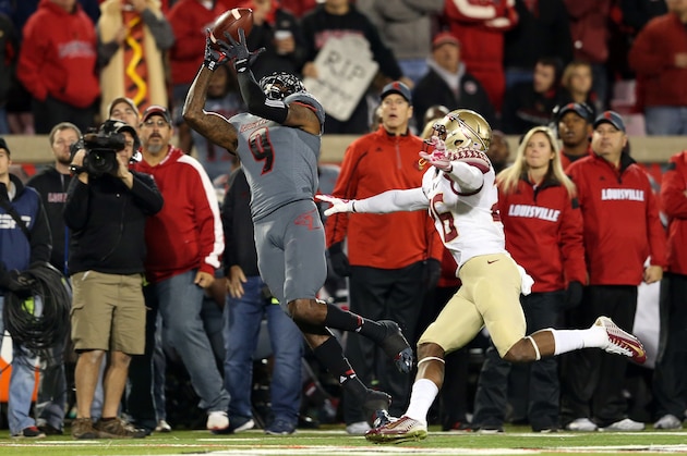 LOUISVILLE, KY - OCTOBER 30:  DeVante Parker #9 of the Louisville Cardinals catches a pass in the third quarter against P.J. Williams #26 of the Florida State Seminoles during their game at Papa John's Cardinal Stadium on October 30, 2014 in Louisville, Kentucky.  (Photo by Andy Lyons/Getty Images)