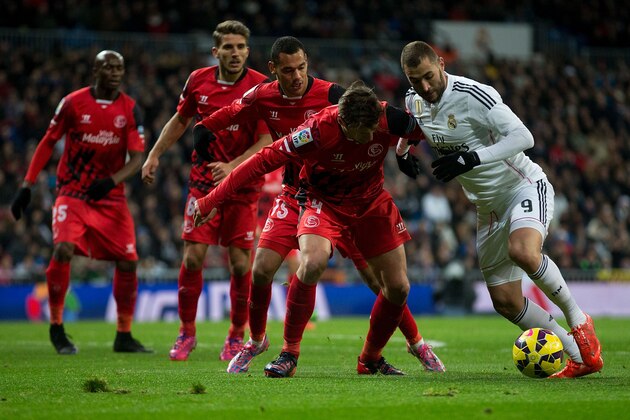 MADRID, SPAIN - FEBRUARY 04: Karim Benzema (R) of Real Madrid CF competes for the ball with Grzegorz Krychowiak (L) of Sevilla FC during the La Liga match between Real Madrid CF and Sevilla FC at Estadio Santiago Bernabeu on February 4, 2015 in Madrid, Spain.  (Photo by Gonzalo Arroyo Moreno/Getty Images)