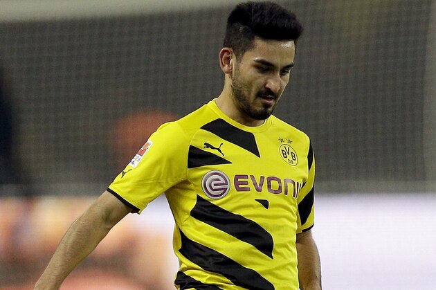 Dortmund's Ilkay Gundogan plays the ball during the German Bundesliga soccer match between Hertha BSC Berlin and Borussia Dortmund at the Olympia stadium in Berlin, Germany, Saturday, Dec. 13, 2014. Berlin defeated Dortmund by 1-0.(AP Photo/Michael Sohn)