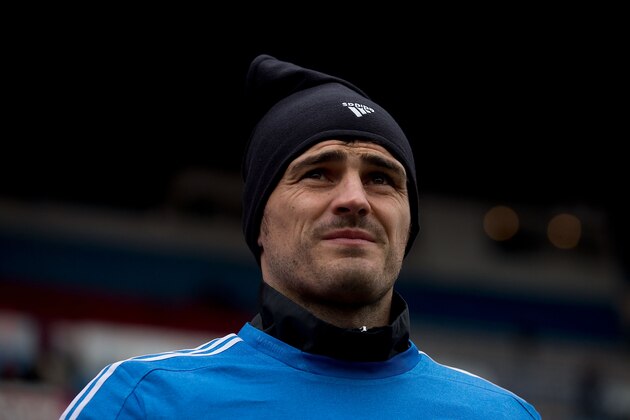 MADRID, SPAIN - FEBRUARY 07: Goalkeepr Iker Casillas of Real Madrid CF acces the pithc for his warming up before the La Liga match between Club Atletico de Madrid and Real Madrid CF at Vicente Calderon Stadium on February 7, 2015 in Madrid, Spain.  (Photo by Gonzalo Arroyo Moreno/Getty Images)