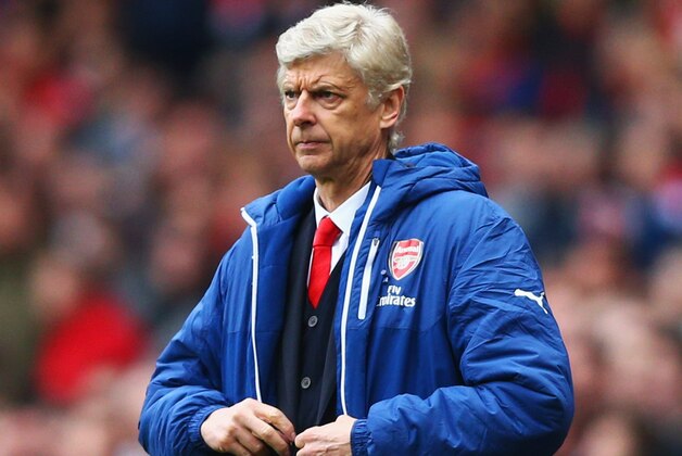 LONDON, ENGLAND - APRIL 26:  Arsene Wenger manager of Arsenal looks on during the Barclays Premier League match between Arsenal and Chelsea at Emirates Stadium on April 26, 2015 in London, England.  (Photo by Paul Gilham/Getty Images)