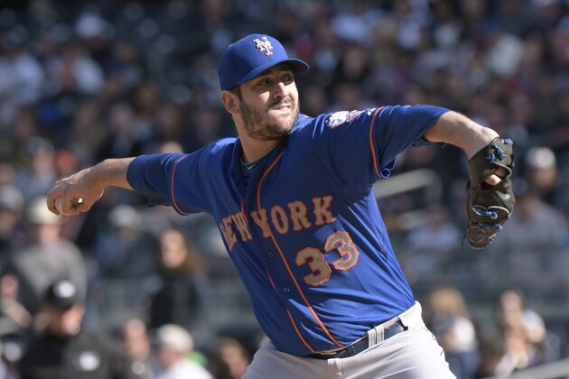 Matt Harvey, abridor de los Mets de Nueva York, lanza en el juego contra los Yanquis de la misma ciudad, el sábado 25 de abril de 2015 (AP Foto/Bill Kostroun)