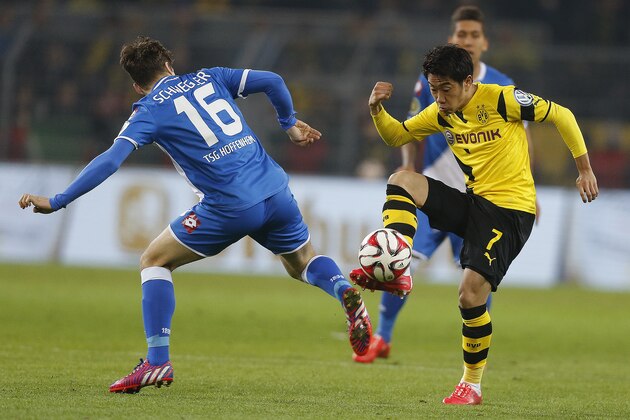 Dortmund’s Shinji Kagawa from Japan, right, and Hoffenheim's Pirmin Schwegler from Switzerland vie for the ball during the German soccer cup (DFB Pokal) quarterfinal match between BvB Borussia Dortmund and TSG 1899 Hoffenheim Tuesday, April 7, 2015 in Dortmund, Germany. (AP Photo/Frank Augstein)