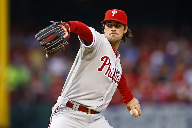 Cole Hamels de los Filis de Filadelfia lanza frente a los Cardenales de San Luis, el lunes 27 de abril de 2015. (AP Foto/Billy Hurst)