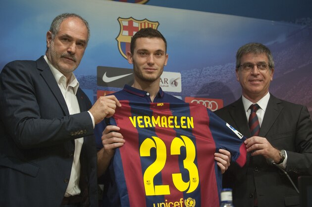 FC Barcelona's new Belgian defender Thomas Vermaelen, center, poses with Barcelona's sports director Andoni Zubizarreta, left, and Barcelona's vice-president Jordi Mestre during his official presentation at the Camp Nou stadium in Barcelona, Spain, Sunday, Aug. 10, 2014. Vermaelen agreed to sign a five-year contract. The 28-year-old Vermaelen will now be under the orders of Barcelona's new coach Luis Enrique. (AP Photo/Rodolfo Molina)