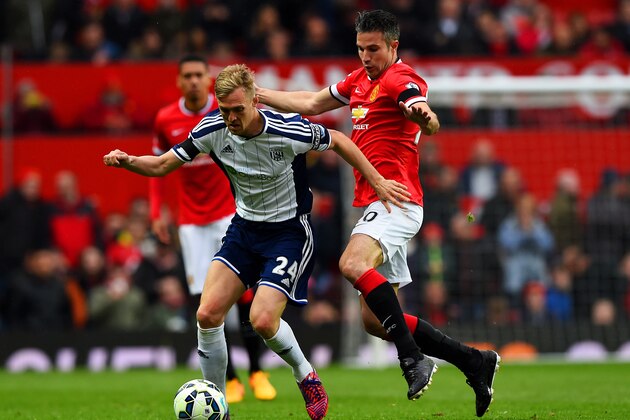 MANCHESTER, ENGLAND - MAY 02:  Darren Fletcher of West Brom battles for the ball with Robin van Persie of Manchester United during the Barclays Premier League match between Manchester United and West Bromwich Albion at Old Trafford on May 2, 2015 in Manchester, England.  (Photo by Shaun Botterill/Getty Images)