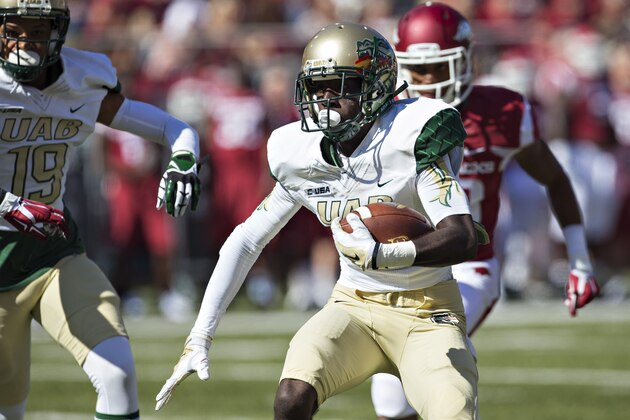 FAYETTEVILLE, AR - OCTOBER 25:  J.J. Nelson #1 of the UAB Blazers returns a kick off against the Arkansas Razorbacks at Razorback Stadium on October 25, 2014 in Fayetteville, Arkansas.  The Razorbacks defeated the Blazers 45-17.  (Photo by Wesley Hitt/Getty Images)