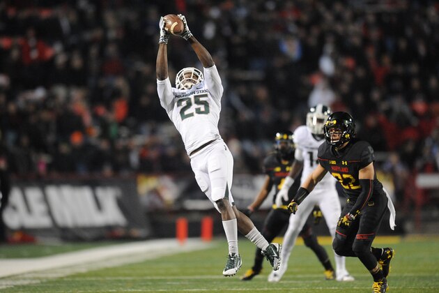 COLLEGE PARK, MD - NOVEMBER 15:  Keith Mumphery #25 of the Michigan State Spartans catches a pass in the first quater during a college football game against the Maryland Terrapins at Byrd Stadium on November 15, 2014 in College Park, Maryland.  (Photo by Mitchell Layton/Getty Images)