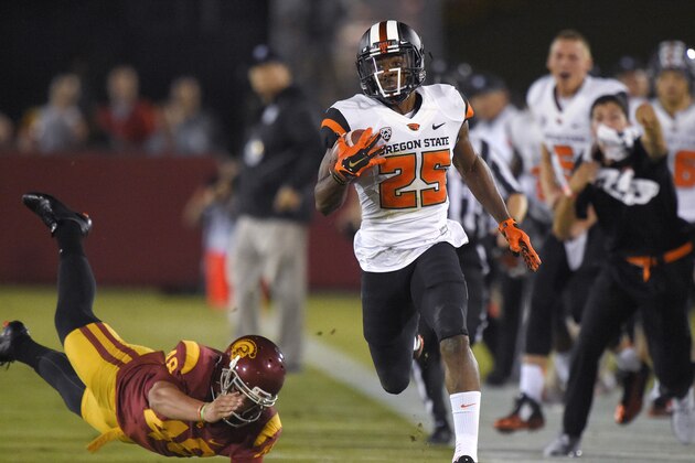 Oregon State safety Ryan Murphy, right, escapes a tackle by Southern California kicker Andre Heidari as he returns a kick off for a 97-yard touchdown during the first half of an NCAA college football game, Saturday, Sept. 27, 2014, in Los Angeles. (AP Photo/Mark J. Terrill)