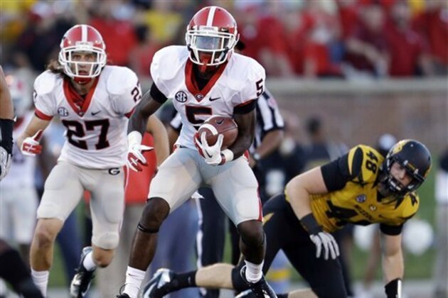 Georgia's Damian Swann (5) runs for yardage as teammate Greg Mulkey, left, and Missouri's Andrew Wilson, right, watch during the first quarter of an NCAA college football game Saturday, Sept. 8, 2012, in Columbia, Mo. (AP Photo/Jeff Roberson)