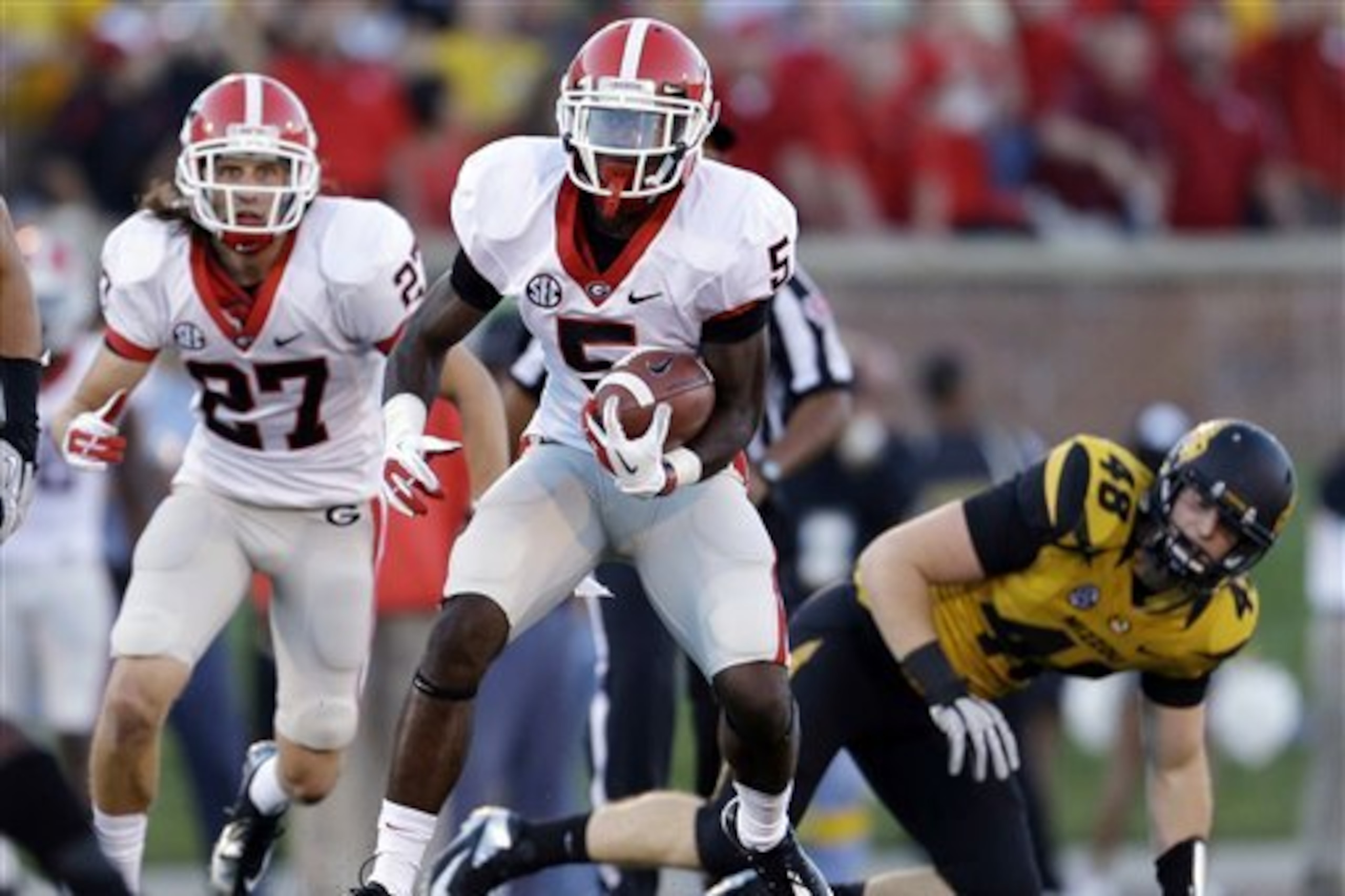 Georgia's Damian Swann (5) runs for yardage as teammate Greg Mulkey, left, and Missouri's Andrew Wilson, right, watch during the first quarter of an NCAA college football game Saturday, Sept. 8, 2012, in Columbia, Mo. (AP Photo/Jeff Roberson)