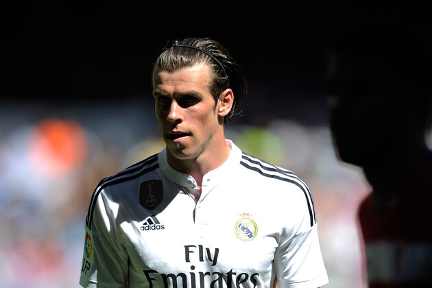 MADRID, SPAIN - APRIL 05:  Gareth Bale of Real Madrid CF looks on during the La Liga match between Real Madrid CF and Granada CF at Estadio Santiago Bernabeu on April 5, 2015 in Madrid, Spain.  (Photo by Denis Doyle/Getty Images)