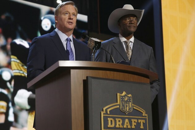 NFL commissioner Roger Goodell introduces former Pittsburgh Steelers cornerback Mel Blount as Blount announces the Steelers selects Mississippi defensive back Senquez Golson as the 56th pick in the second round of the 2015 NFL Football Draft,  Friday, May 1, 2015, in Chicago. (AP Photo/Charles Rex Arbogast)