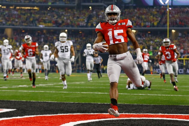 ARLINGTON, TX - JANUARY 12:  Running back Ezekiel Elliott #15 of the Ohio State Buckeyes scores a 33 yard touchdown in the first quarter against the Oregon Ducks during the College Football Playoff National Championship Game at AT&T Stadium on January 12, 2015 in Arlington, Texas.  (Photo by Tom Pennington/Getty Images)