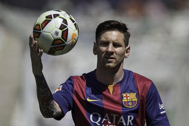 CORDOBA, SPAIN - MAY 02: Lionel Messi of FC Barcelona holds the ball during the La Liga match between Cordoba CF and Barcelona FC at El Arcangel stadium on May 2, 2015 in Cordoba, Spain.  (Photo by Gonzalo Arroyo Moreno/Getty Images)