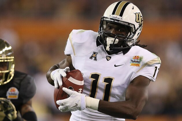 GLENDALE, AZ - JANUARY 01:  Wide receiver Breshad Perriman #11 of the UCF Knights runs with the football past safety Terrell Burt #13 of the Baylor Bears during the Tostitos Fiesta Bowl at University of Phoenix Stadium on January 1, 2014 in Glendale, Arizona.  (Photo by Christian Petersen/Getty Images)