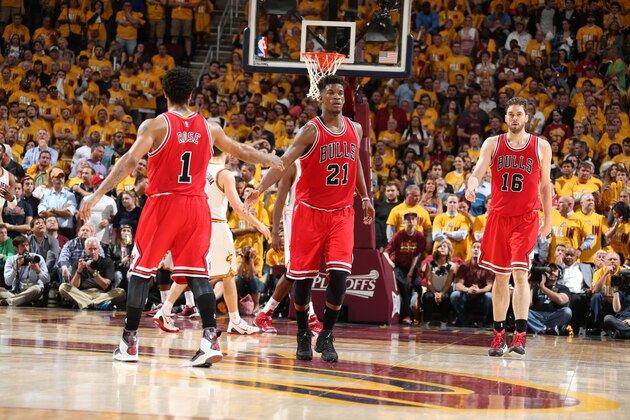CLEVELAND, OH - MAY 4:  Jimmy Butler #21 shakes hands with Derrick Rose #1 of the Chicago Bulls in Game One of the Eastern Conference Semifinals against the Cleveland Cavaliers during the 2015 NBA Playoffs on May 4, 2015 at Quicken Loans Arena in Cleveland, Ohio.  NOTE TO USER: User expressly acknowledges and agrees that, by downloading and or using this Photograph, user is consenting to the terms and conditions of the Getty Images License Agreement. Mandatory Copyright Notice: Copyright 2015 NBAE (Photo by Nathaniel S. Butler/NBAE via Getty Images)