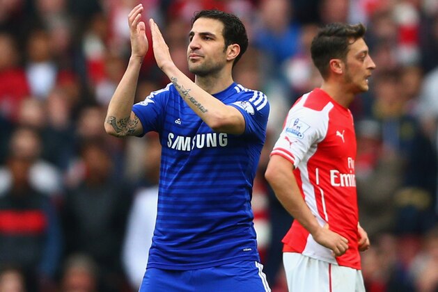 LONDON, ENGLAND - APRIL 26:  Ex-Arsenal player Cesc Fabregas of Chelsea applauds the crowd as he is substituted during the Barclays Premier League match between Arsenal and Chelsea at Emirates Stadium on April 26, 2015 in London, England.  (Photo by Paul Gilham/Getty Images)