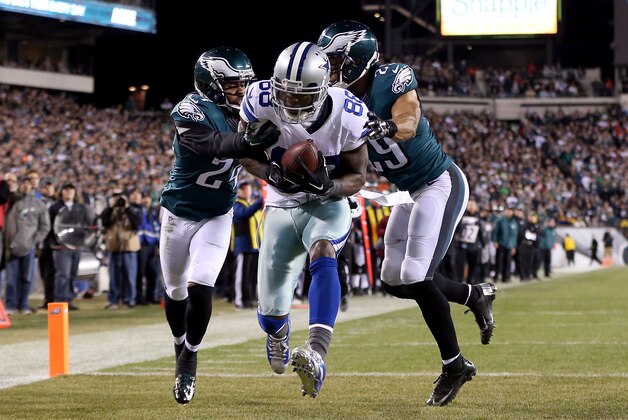 PHILADELPHIA, PA - DECEMBER 14:  Dez Bryant #88 of the Dallas Cowboys catches a touchdown pass against Bradley Fletcher #24 and Nate Allen #29 of the Philadelphia Eagles at Lincoln Financial Field on December 14, 2014 in Philadelphia, Pennsylvania.  (Photo by Mitchell Leff/Getty Images)