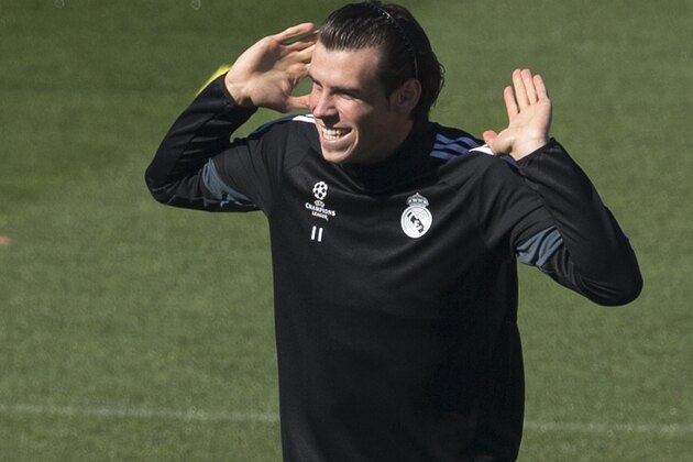 Real Madrid's Gareth Bale runs during a training session on Monday, March 9, 2015 in Madrid, Spain. Real Madrid will play Schalke 04 Tuesday in a round of 16 second leg Champions League soccer match. (AP Photo/Paul White)