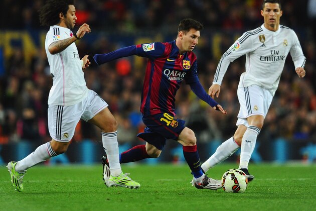 BARCELONA, SPAIN - MARCH 22:  Lionel Messi of Barcelona goes between Marcelo and Cristiano Ronaldo of Real Madrid CF  during the La Liga match between FC Barcelona and Real Madrid CF at Camp Nou on March 22, 2015 in Barcelona, Spain.  (Photo by David Ramos/Getty Images)