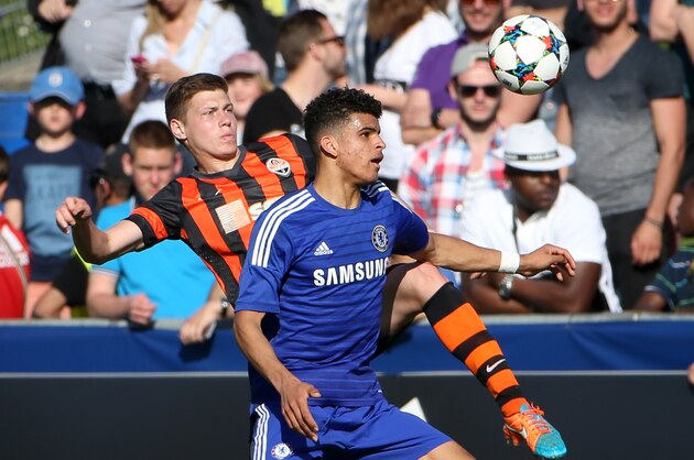 NYON, SWITZERLAND - APRIL 13: Dominic Solanke (R) of Chelsea FC fights for the ball with Mykola Matviyenko of Shakhtar Donetsk during the UEFA Youth League Final match between Shakhtar Donetsk and Chelsea FC at Colovray Stadion on April 13, 2015 in Nyon, Switzerland. (Photo by Philipp Schmidli/Getty Images)