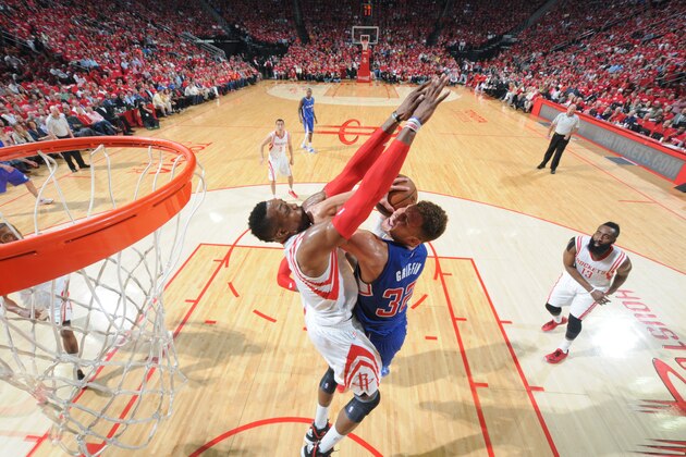HOUSTON, TX - MAY 6:  Blake Griffin #32 of the Los Angeles Clippers goes to the basket against Dwight Howard #12 of the Houston Rockets in Game Two of the Western Conference Semifinals during the 2015 NBA Playoffs on May 6, 2015 at the Toyota Center in Houston, Texas. NOTE TO USER: User expressly acknowledges and agrees that, by downloading and or using this photograph, User is consenting to the terms and conditions of the Getty Images License Agreement. Mandatory Copyright Notice: Copyright 2015 NBAE (Photo by Bill Baptist/NBAE via Getty Images)