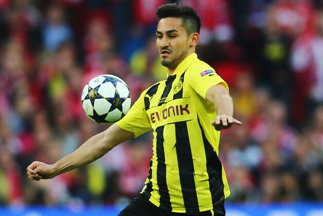 LONDON, ENGLAND - MAY 25:  Ilkay Gundogan of Borussia Dortmund controls the ball during the UEFA Champions League final match between Borussia Dortmund and FC Bayern Muenchen at Wembley Stadium on May 25, 2013 in London, United Kingdom.  (Photo by Alex Grimm/Getty Images)