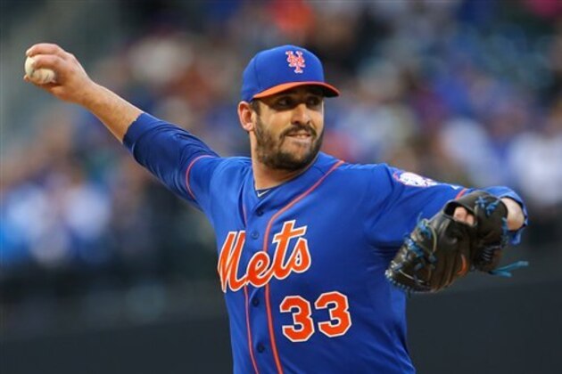 Matt Harvey, de los Mets de Nueva York, lanza contra los Nacionales de Washington, el viernes 1 de mayo de 2015. Harvey venció a Max Scherzer en el duelo de abridores para llevarse una victoria de 4-0. (AP Foto/Adam Hunger)