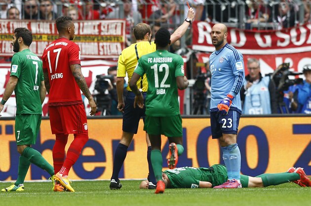 Referee Sascha Stegemann shows the red card to Bayern's goalkeeper Pepe Reina from Spain during the German first division Bundesliga soccer match between FC Bayern Munich and FC Augsburg at the Allianz Arena in Munich, Germany, on Saturday, May 9, 2015. (AP Photo/Matthias Schrader)