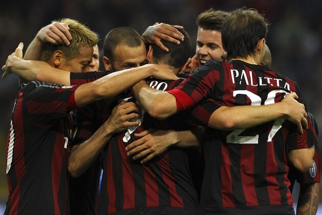 MILAN, ITALY - MAY 09:  Mattia Destro (C) of AC Milan celebrates his goal with his team-mates during the Serie a match between AC Milan and AS Roma at Stadio Giuseppe Meazza on May 9, 2015 in Milan, Italy.  (Photo by Marco Luzzani/Getty Images)