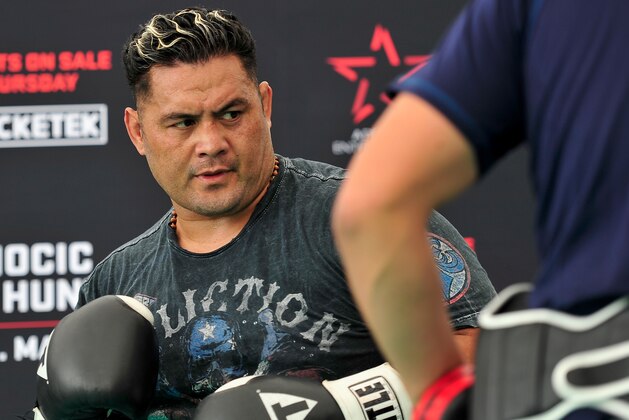 ADELAIDE, AUSTRALIA - MARCH 02: Mark Hunt of New Zealand trains during the UFC Adelaide Media Opportunity at Adelaide Entertainment Centre on March 2, 2015 in Adelaide, Australia.  (Photo by David Mariuz/Getty Images)