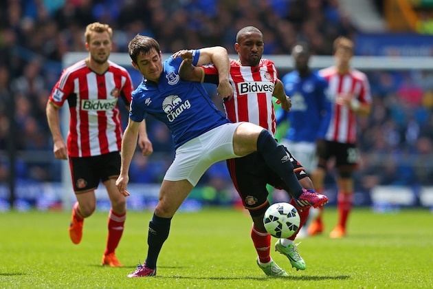LIVERPOOL, ENGLAND - MAY 09:  Jermain Defoe of Sunderland tangles with Leighton Baines of Everton during the Barclays Premier League match between Everton and Sunderland at Goodison Park on May 9, 2015 in Liverpool, England.  (Photo by Alex Livesey/Getty Images)