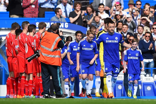 LONDON, ENGLAND - MAY 10:  Captain John Terry of Chelsea leads out his team through a guard of honour by the Liverpool players during the Barclays Premier League match between Chelsea and Liverpool at Stamford Bridge on May 10, 2015 in London, England.  (Photo by Shaun Botterill/Getty Images)