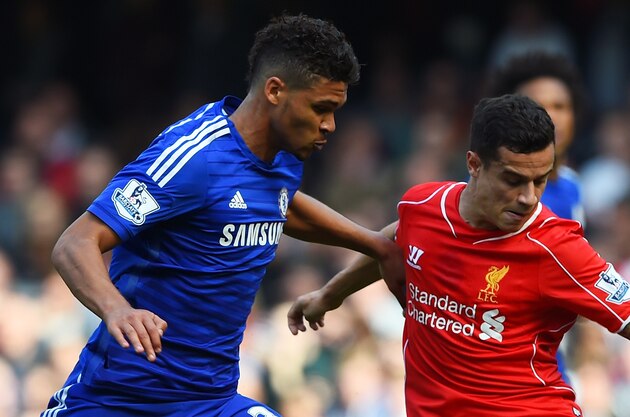 LONDON, ENGLAND - MAY 10:  Philippe Coutinho of Liverpool is closed down by Ruben Loftus-Cheek of Chelsea during the Barclays Premier League match between Chelsea and Liverpool at Stamford Bridge on May 10, 2015 in London, England.  (Photo by Shaun Botterill/Getty Images)