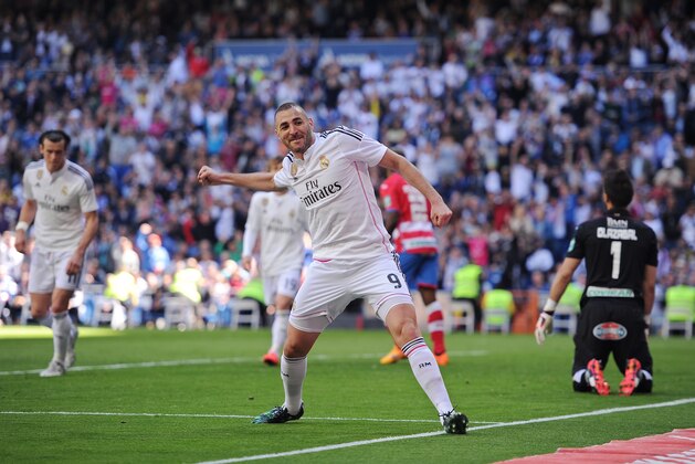 MADRID, SPAIN - APRIL 05:  Karim Benzema of Real Madrid CF celebrates after scoring his team's 7th goal during the La Liga match between Real Madrid CF and Granada CF at Estadio Santiago Bernabeu on April 5, 2015 in Madrid, Spain.  (Photo by Denis Doyle/Getty Images)