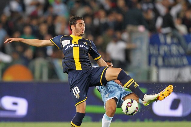 ROME, ITALY - APRIL 29:  Nascimento Mauricio Dos Santos of SS Lazio competes for the ball with Ishak Belfodil (R) of Parma FC during the Serie A match between SS Lazio and Parma FC at Stadio Olimpico on April 29, 2015 in Rome, Italy.  (Photo by Paolo Bruno/Getty Images)