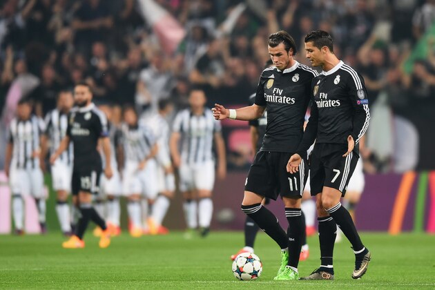 TURIN, ENGLAND - MAY 05:  Gareth Bale and Cristiano Ronaldo of Real Madrid CF in discussion as Alvaro Morata of Juventus scores their first goal during the UEFA Champions League semi final first leg match between Juventus and Real Madrid CF at Juventus Arena on May 5, 2015 in Turin, Italy.  (Photo by Michael Regan/Getty Images)