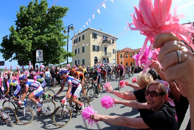 Cyclists compete during the second stage of the Giro d'Italia, Tour of Italy cycling race from Albenga to Genoa, Italy, Sunday, May 10, 2015. Elia Viviani timed his sprint to perfection to win the second stage of the Giro d'Italia Sunday, while Michael Matthews moved into the overall lead on a day dominated by crashes. (Claudio Peri/ANSA via AP)