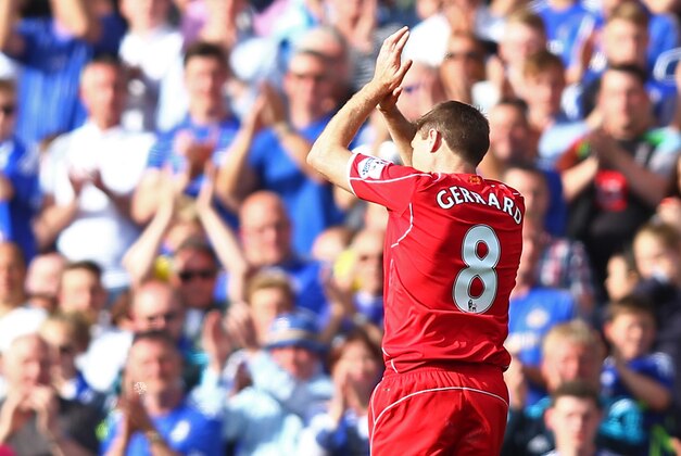 LONDON, ENGLAND - MAY 10:  Chelsea fans give a standing ovation to Steven Gerrard of Liverpool as he leaves the pitch at Stamford Bridge for the final time during the Barclays Premier League match between Chelsea and Liverpool at Stamford Bridge on May 10, 2015 in London, England.  (Photo by Clive Rose/Getty Images)