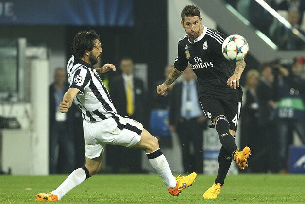 TURIN, ITALY - MAY 05:  Sergio Ramos (R) of Real Madrid CF is challenged by Andrea Pirlo (L) of Juventus FC during the UEFA Champions League semi final match between Juventus and Real Madrid CF at Juventus Arena on May 5, 2015 in Turin, Italy.  (Photo by Marco Luzzani/Getty Images)
