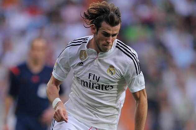 MADRID, SPAIN - MAY 09:  Gareth Bale of Real Madrid carries the ball forward  during the La Liga match between Real Madrid CF and Valencia CF at Estadio Santiago Bernabeu on May 9, 2015 in Madrid, Spain.  (Photo by Denis Doyle/Getty Images)