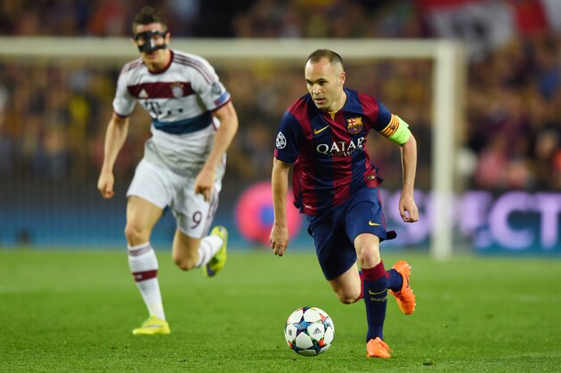 BARCELONA, SPAIN - MAY 06:  Andres Iniesta of Barcelona is pursued by Robert Lewandowski of Bayern Muenchen during the UEFA Champions League Semi Final, first leg match between FC Barcelona and FC Bayern Muenchen at Camp Nou on May 6, 2015 in Barcelona, Spain.  (Photo by Shaun Botterill/Getty Images)