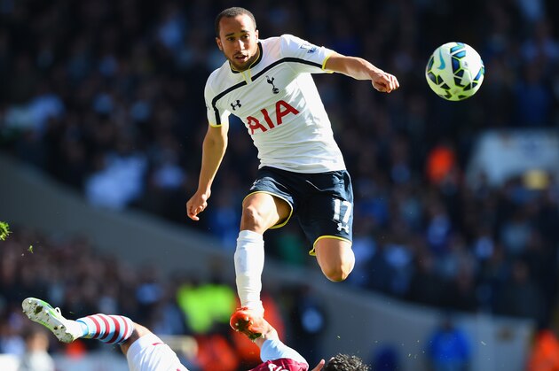 LONDON, ENGLAND - APRIL 11:  Andros Townsend of Spurs evades a challenge from Kieran Richardson of Aston Villa during the Barclays Premier League match between Tottenham Hotspur and Aston Villa at White Hart Lane on April 11, 2015 in London, England.  (Photo by Shaun Botterill/Getty Images)