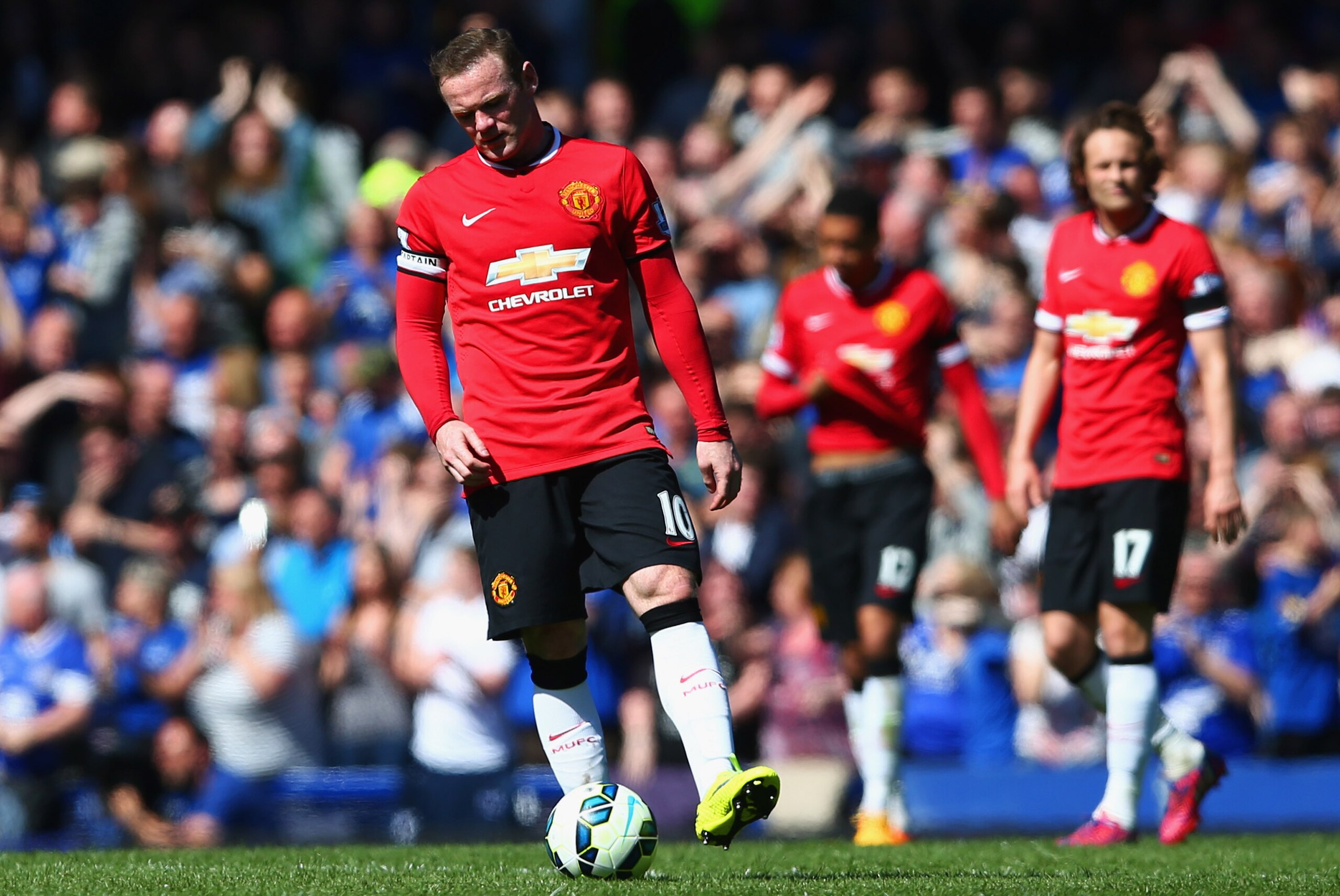 LIVERPOOL, ENGLAND - APRIL 26:  Wayne Rooney of Manchester United (10) looks dejected as Kevin Mirallas of Everton scores their third goal during the Barclays Premier League match between Everton and Manchester United at Goodison Park on April 26, 2015 in Liverpool, England.  (Photo by Clive Brunskill/Getty Images)